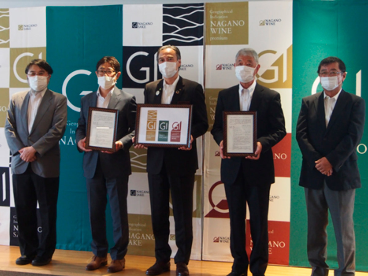 Mr. Shuichi Abe (middle), Nagano Prefecture Governor, unveils the GI Nagano logo. Mr. Kei Kikuchi is second from right.